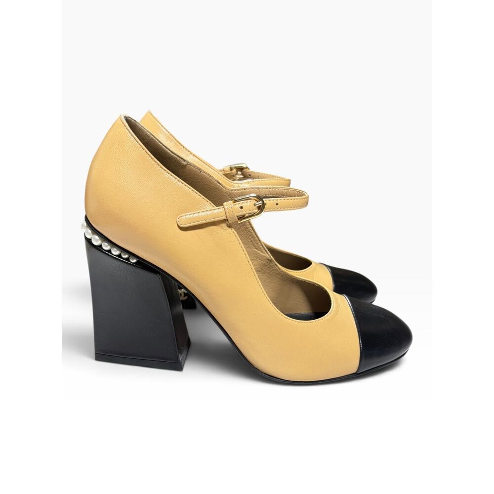 Chanel 2022 Metiers d'Art Pearl CC Cap Toe Mary Jane Pumps Beige Black 38 8 - Picture 4 of 12